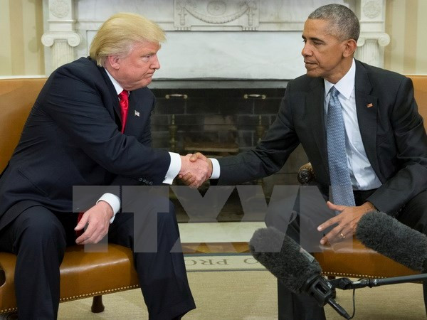 Tổng thống Barack Obama (phải) và Tổng thống mới đắc cử Donald Trump (trái) trong cuộc gặp tại Nhà Trắng ngày 10/11. (Nguồn: EPA/TTXVN) Tổng thống Obama gọi điện cho người kế nhiệm Trump để hòa giải ảnh 1