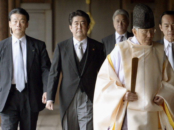 Thủ tướng Nhật Bản Shinzo Abe (thứ hai, trái) sau lễ viếng đền Yasukuni ở Tokyo ngày 26/12. (Nguồn: Kyodo/TTXVN) Trung Quốc bác ý định giải thích của Thủ tướng Nhật Bản ảnh 1