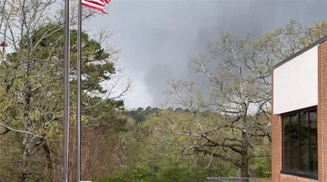 Một trận lốc xoáy tại Mỹ. (Ảnh: AFP/ TTXVN) Mỹ: Lốc xoáy quét qua bang Missouri làm 5 người thiệt mạng ảnh 1