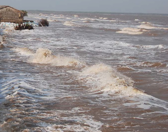 Bão số 6 di chuyển theo hướng Bắc Tây Bắc, sức gió giật cấp 12 ảnh 1