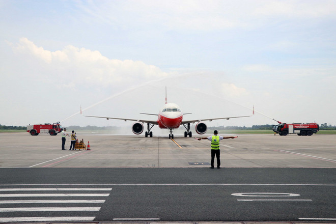 Chuyến bay đầu tiên khởi hành từ Lệ Giang (Vân Nam, Trung Quốc) đã hạ cánh tại Cảng hàng không quốc tế Cát Bi, Hải Phòng. (Ảnh: Hoàng Ngọc/TTXVN) ttxvn_san bay cat bi.jpg