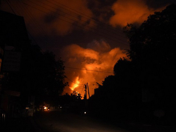 [Video] Kho đạn lớn tại Sri Lanka phát nổ, mảnh đạn văng xa tới 3km ảnh 1