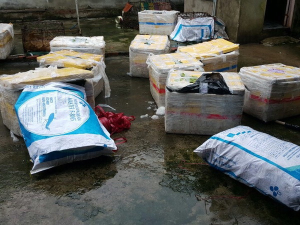 Tang vật bị phát hiện tại hiện trường. (Ảnh: Nguyễn Văn Việt/TTXVN) 600kg lợn sữa đã biến màu bốc mùi hôi thối định tuồn ra thị trường ảnh 1