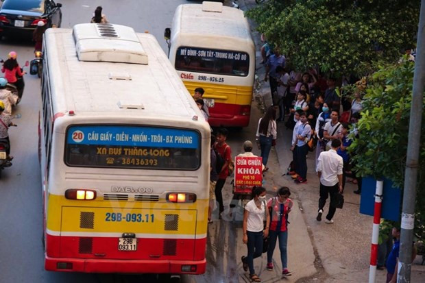 Xe buýt vẫn là xương sống chủ đạo vận chuyển hành khách công cộng của Hà Nội. (Ảnh: Minh Sơn/Vietnam+) Xe buýt Hà Nội sụt giảm hơn 40% về sản lượng, doanh thu bán vé ảnh 1