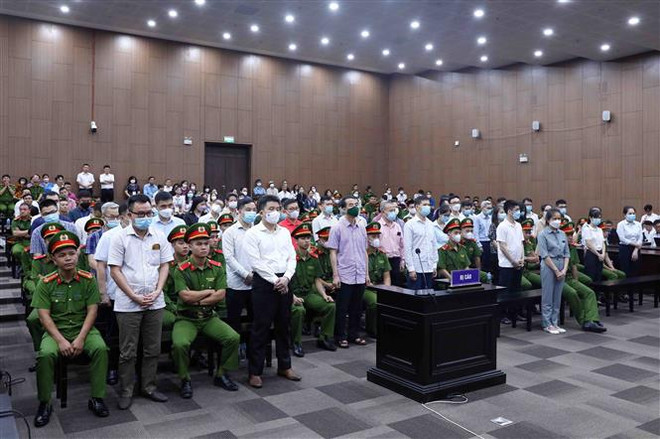 Các bị cáo tại phiên tòa trong ngày đầu tiên xét xử. (Ảnh: Phạm Kiên/TTXVN) “Bay giải cứu”: Đủ cơ sở xác định hành vi phạm tội của Hoàng Văn Hưng ảnh 1