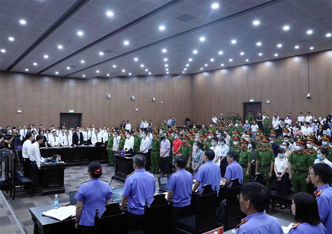 Quang cảnh phiên tòa xét xử ngày đầu tiên. (Ảnh: Phạm Kiên/TTXVN) “Bay giải cứu”: Đủ cơ sở xác định hành vi phạm tội của Hoàng Văn Hưng ảnh 2