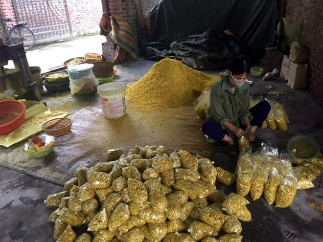 Bắt quả tang một cơ sở trộn lưu huỳnh vào củ riềng xay nhỏ để tiêu thụ ảnh 1