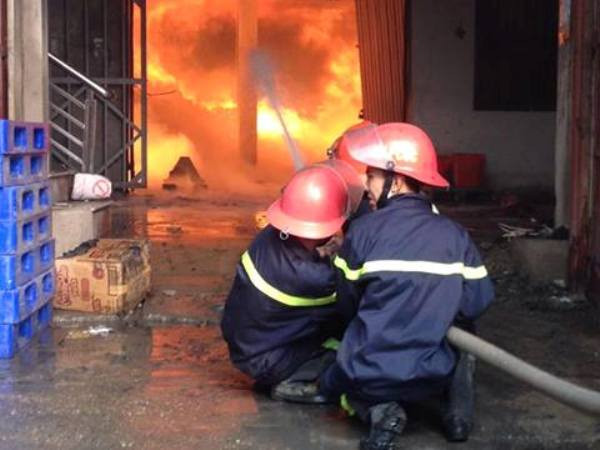 [Photo] Hiện trường vụ cháy kho hàng Diana tại Vĩnh Tuy ảnh 12