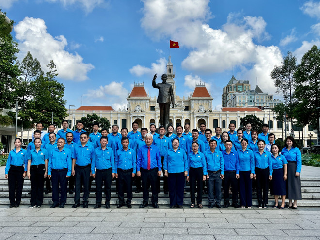 Đoàn Đại biểu công nhân lao động Thành phố Hồ Chí Minh chụp ảnh lưu niệm trước tượng đài Chủ tịch Hồ Chí Minh tại Công viên tượng đài Bác Hồ (Phố đi bộ Nguyễn Huệ, Quận 1, Thành phố Hồ Chí Minh). (Ảnh: Thanh Vũ/TTXVN) TTXVN_1908Tonducthang2.jpeg
