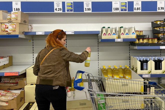 Thị trường toàn cầu trước “cú sốc” cấm xuất khẩu dầu ăn của Indonesia ảnh 1