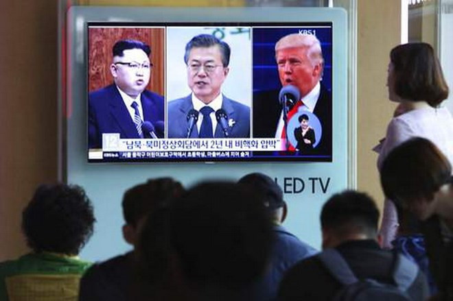 Người dân Hàn Quốc xem tin tức phát sóng trên truyền hình tại Seoul. (Nguồn: AP) Bàn nghi thức ngoại giao, hai miền Triều Tiên họp trù bị thượng đỉnh ảnh 1