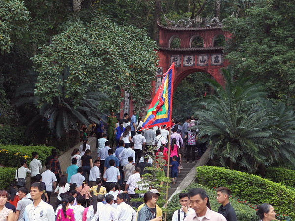 Đông đảo du khách thập phương về dự Giỗ tổ Hùng Vương, Lễ hội đền Hùng 2017. (Ảnh: Quốc Khánh/TTXVN) Đảm bảo tuyệt đối an toàn trong dịp Giỗ Tổ Hùng Vương 2018 ảnh 1