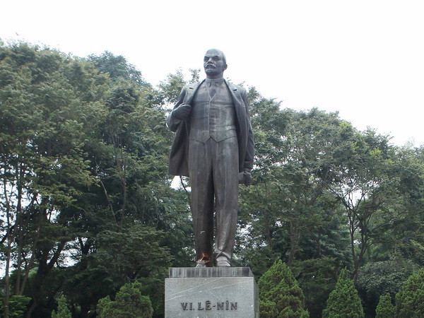 Tượng đài V.I. Lenin. (Ảnh: Doãn Tấn/TTXVN) Lãnh đạo Hà Nội dâng hoa kỷ niệm 148 năm ngày sinh V.I. Lenin ảnh 1