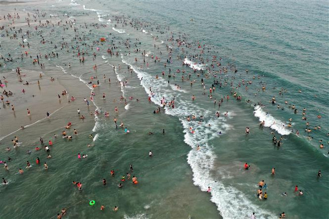 Tắm biển Quan Lạn, 4 du khách gặp nạn, một người tử vong ảnh 1