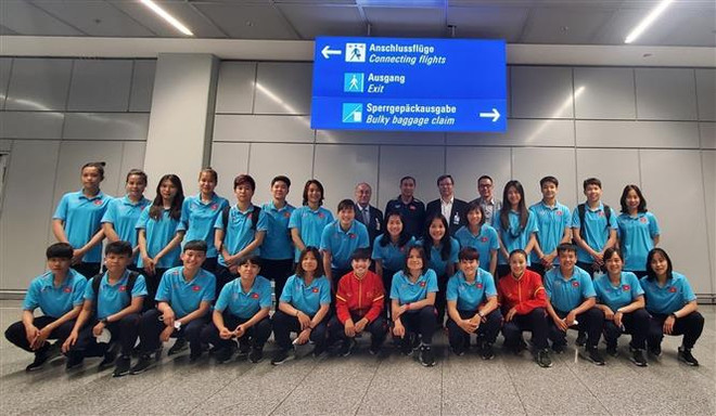 Thầy trò HLV Mai Đức Chung tới Frankfurt bắt đầu tập huấn tại Đức ảnh 1