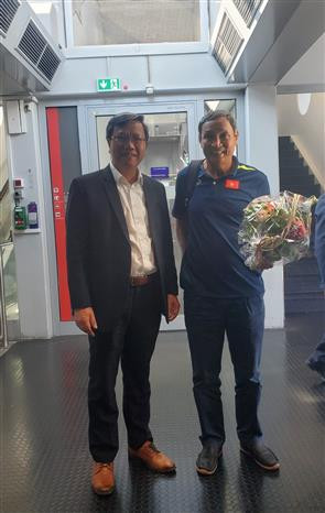 Thầy trò HLV Mai Đức Chung tới Frankfurt bắt đầu tập huấn tại Đức ảnh 2