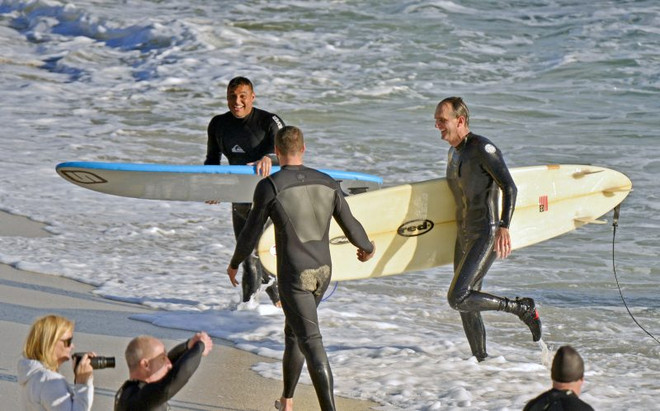 Rùng mình cảnh cá ​mập bơi lởn vởn quanh 4 người lướt sóng ảnh 5