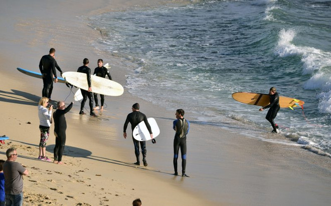 Rùng mình cảnh cá ​mập bơi lởn vởn quanh 4 người lướt sóng ảnh 4