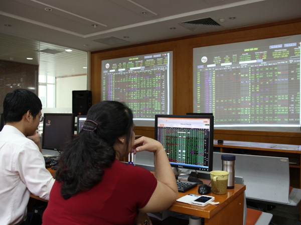 Giá trị giao dịch xấp xỉ 4.000 tỷ đồng, chứng khoán vẫn đỏ sàn ảnh 1