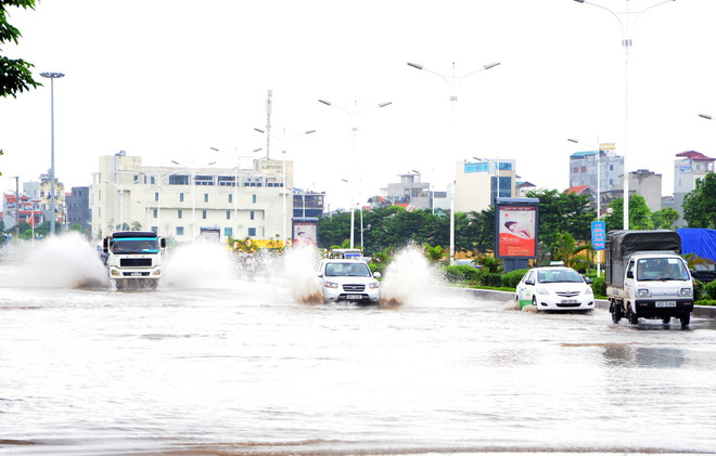Các tỉnh Bắc Bộ mưa rải rác, Tây Nguyên và Nam Bộ có tố lốc ảnh 1