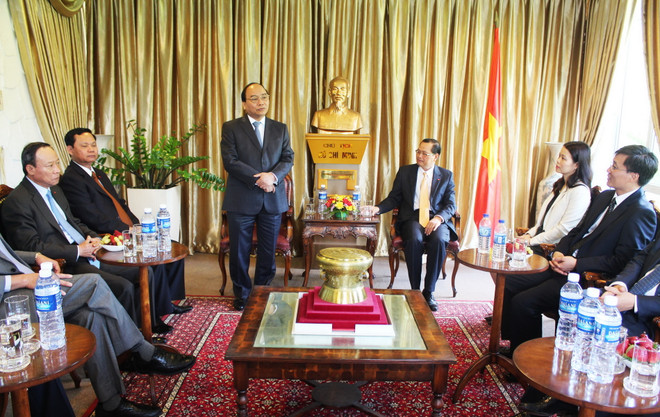 Phó Thủ tướng Nguyễn Xuân Phúc thăm ĐSQ Việt Nam ở Singapore ảnh 1