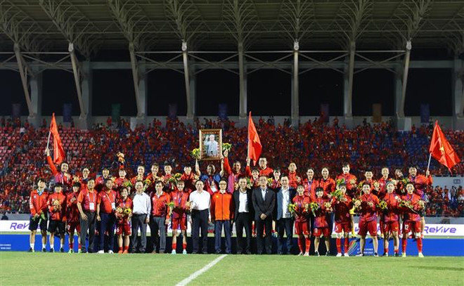 Phó Thủ tướng Vũ Đức cùng các lãnh đạo tỉnh Quảng Ninh, Liên đoàn Bóng đá Việt Nam chụp ảnh chung với đội tuyển bóng đá nữ Việt Nam. (Ảnh: Hoàng Linh/TTXVN) SEA Games 31: Đội tuyển nữ Việt Nam - “Nữ hoàng" bóng đá Đông Nam Á ảnh 2