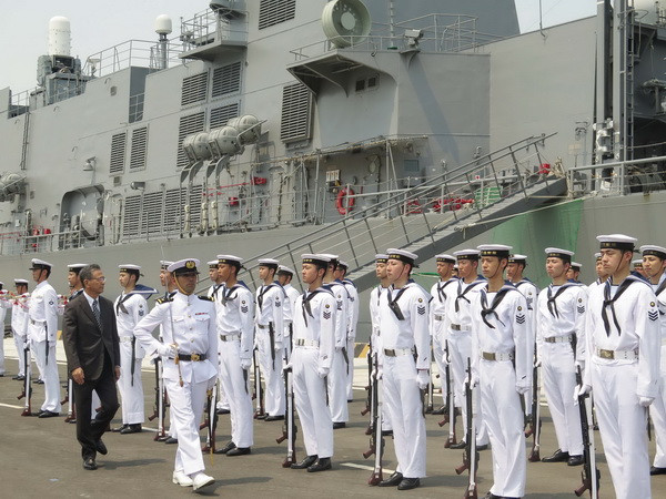 Hai tàu khu trục Nhật Bản cập cảng Cam Ranh thăm Việt Nam ảnh 1