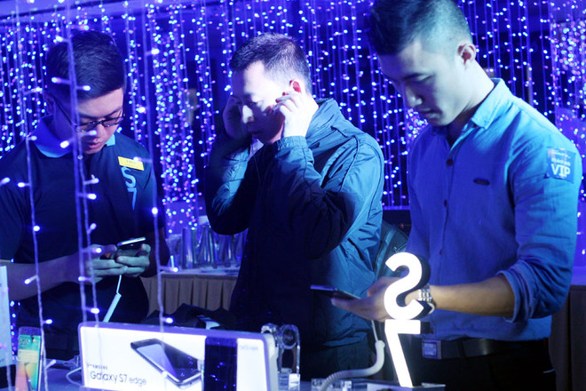 Hàng nghìn người đặt mua Galaxy S7, S7 Edge tại Thegioididong ảnh 1