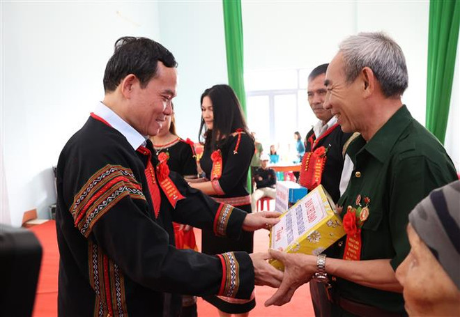 Phó Thủ tướng Chính phủ Trần Lưu Quang tặng quà cho bà con khó khăn xã Ea Tul, huyện Cư M’gar, tỉnh Đắk Lắk. (Ảnh: Tuấn Anh/TTXVN) Ngày hội Toàn dân bảo vệ an ninh Tổ quốc tại Đắk Lắk ảnh 1