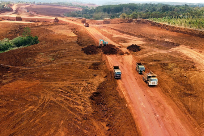 Khai thác quặng bauxite phục vụ chế biến alumin tại Công ty Nhôm Đắk Nông. (Ảnh: Hưng Thịnh/TTXVN) TTXVN_1604bauxite2.jpg