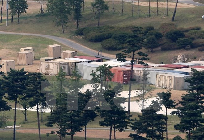 Các container được cho là chứa Hệ thống phòng thủ tên lửa tầm cao giai đoạn cuối (THAAD) của Mỹ tại Seongju, Hàn Quốc ngày 30/5. (Nguồn: EPA/TTXVN) Kế hoạch hoàn tất triển khai THAAD trong 2017 có nguy cơ bị phá sản ảnh 1