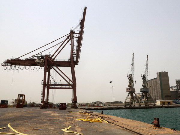 Liên quân Arab không kích dữ dội thành phố cảng ở Yemen ảnh 1