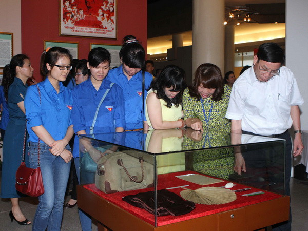 Trao thưởng cuộc thi viết “Những tấm gương bình dị mà cao quý” ảnh 1