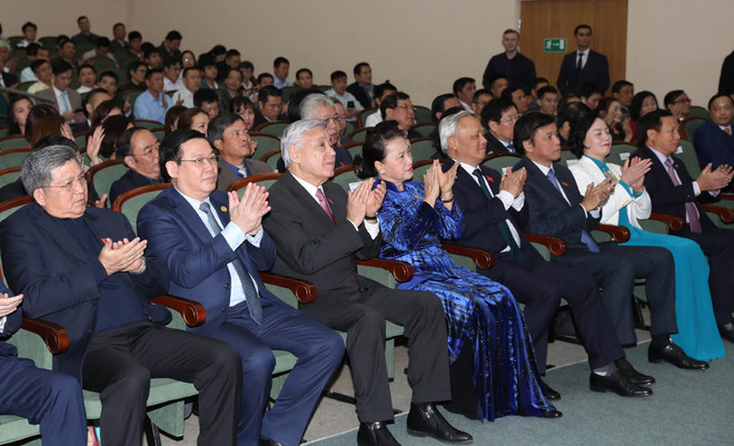 Chủ tịch Quốc hội gặp gỡ cộng đồng người Việt tại CH Tatarstan ảnh 1