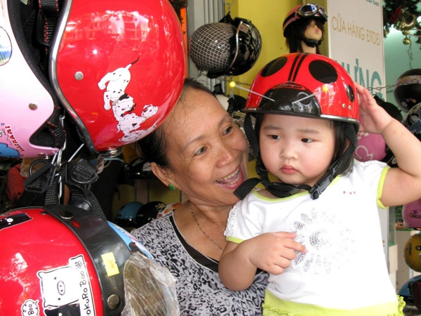 Bộ trưởng Đinh La Thăng kêu gọi hỗ trợ mũ bảo hiểm cho cộng đồng ảnh 1