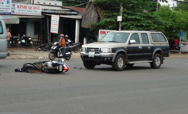 Xe máy va chạm cực mạnh với ôtô làm 2 người bị thương nặng ảnh 1