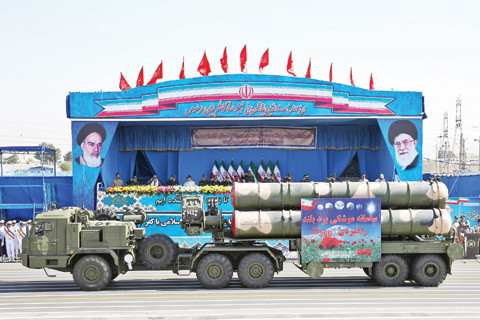 Iran khoe "rồng lửa" S-300 trong lễ duyệt binh hoành tráng ảnh 1