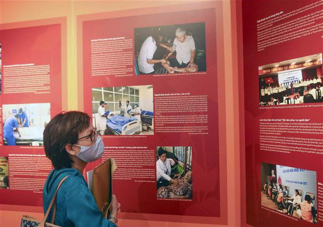 Khai mạc Triển lãm “Những tấm gương bình dị mà cao quý” ảnh 1