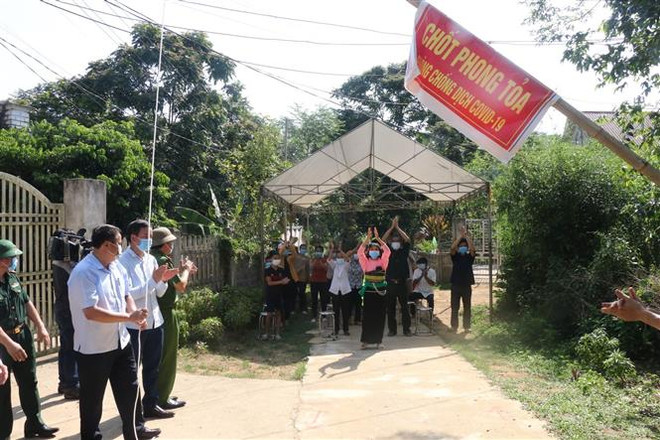 Lực lượng chức năng dỡ phong tỏa cho 10 hộ dân với 39 nhân khẩu tại cụm dân cư Làng Hón, thôn Minh Ngọc, xã Minh Sơn, huyện Ngọc Lặc, Thanh Hóa. (Ảnh: Hoa Mai/TTXVN) Một số khu dân cư ở Thanh Hóa, Nam Định được dỡ bỏ phong tỏa ảnh 1