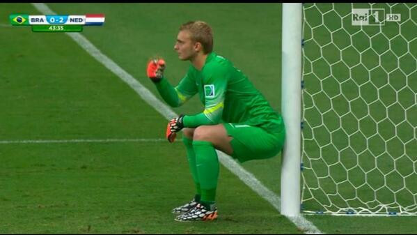 Sốt ảnh chế tư thế kỳ lạ của thủ môn Hà Lan Jasper Cillessen ảnh 1