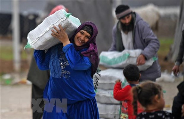 Người tị nạn Syria nhận hàng viện trợ tại trại tị nạn ở thị trấn Mehmediye, Syria, ngày 21/2/2020. (Nguồn: AFP/TTXVN) Mỹ gia hạn Quy chế Bảo hộ tạm thời đối với người tị nạn Syria ảnh 1