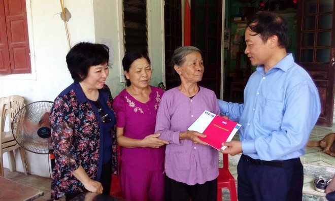 Thăm và tặng quà các gia đình liệt sỹ TTXVN tại Nghệ An, Hà Tĩnh ảnh 1