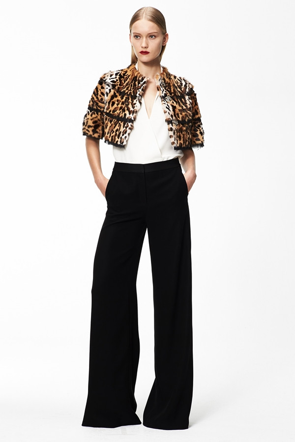 Phát sốt với sự trở lại của mốt quần thủy thủ ống rộng cạp cao ảnh 1