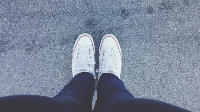 Dép xỏ ngón, giày thể thao, sandals đế bằng nguy hiểm cỡ nào? ảnh 4