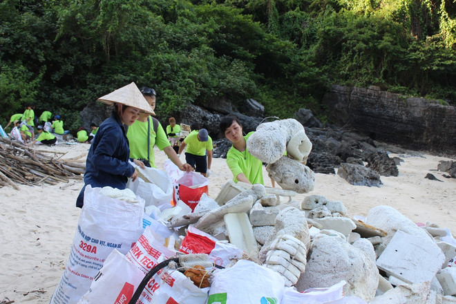 Rác thải chất cao thành từng đống. (Ảnh: Hùng Võ/Vietnam+) Gian nan chiến dịch làm sạch những hòn đảo ngập rác ở Vịnh Hạ Long ảnh 2
