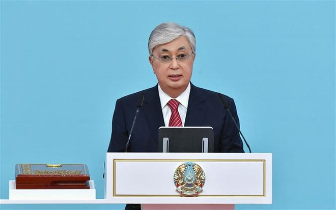 Tổng thống Kassym-Jomart Tokayev phát biểu tại lễ tuyên thệ nhậm chức ở Astana, ngày 26/11/2022. (Ảnh: AFP/TTXVN) Tổng thống Kazakhstan giải tán Hạ viện và thông báo bầu cử trước hạn ảnh 1