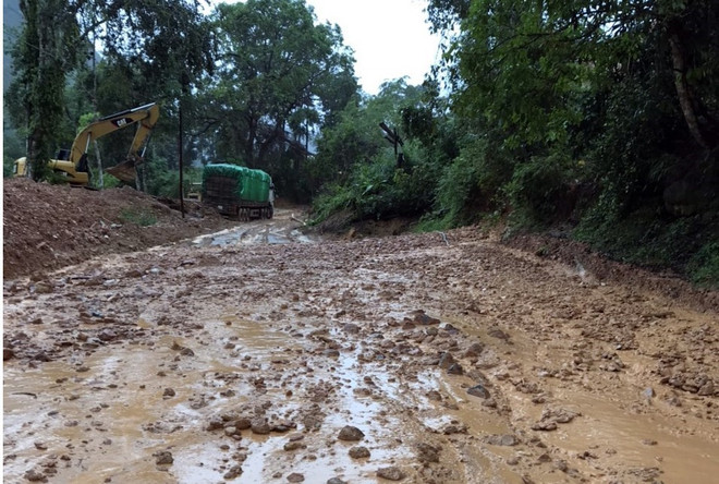Điện Biên: Sạt lở gây ách tắc giao thông cục bộ trên Quốc lộ 279 ảnh 1
