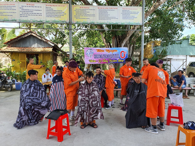 Tiệm cắt tóc thiện nguyện cho người nghèo trên vùng đất Tây Đô ảnh 1