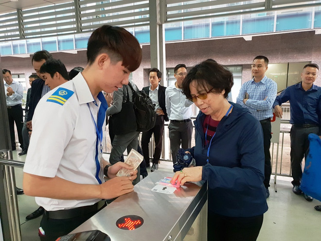 Hà Nội: Hành khách dùng vé điện tử đầu tiên trên tuyến buýt nhanh BRT ảnh 1