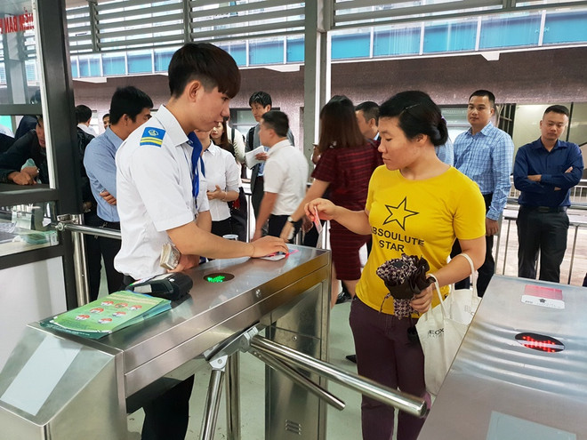 Hà Nội: Hành khách dùng vé điện tử đầu tiên trên tuyến buýt nhanh BRT ảnh 2